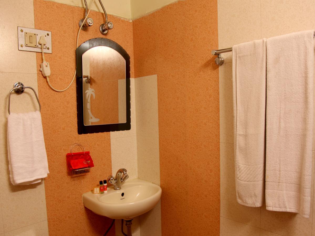 Oyo 2054 New Hotel Broadway Váránaszi Kültér fotó