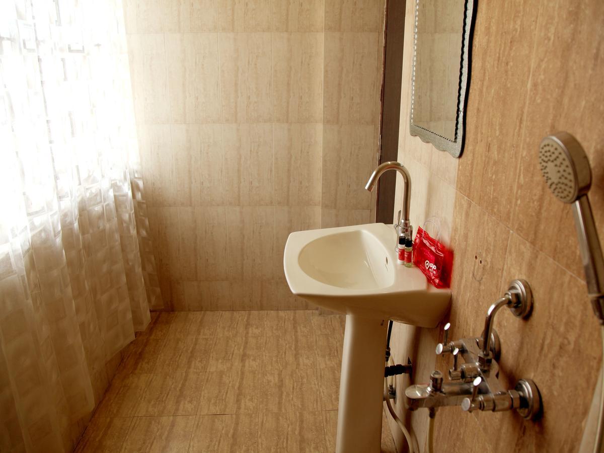 Oyo 2054 New Hotel Broadway Váránaszi Kültér fotó