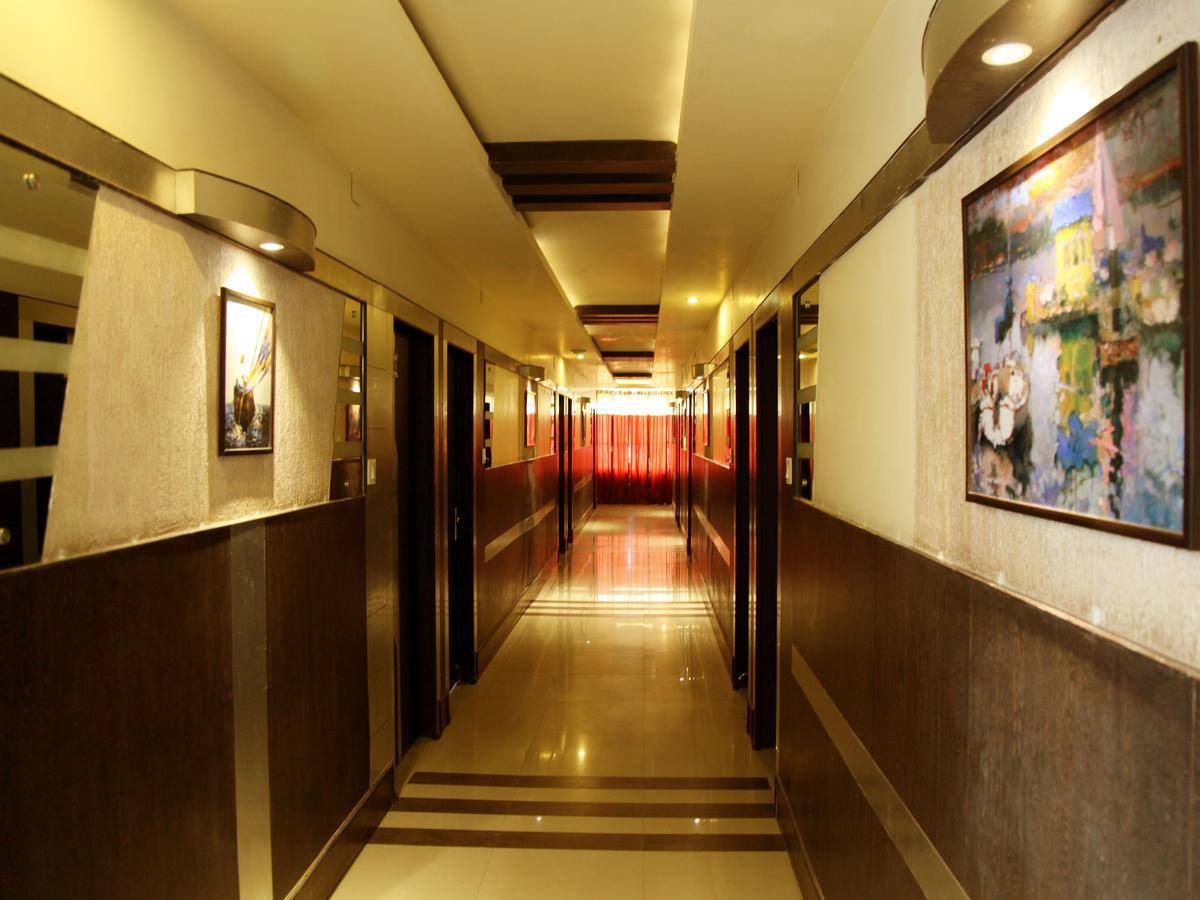 Oyo 2054 New Hotel Broadway Váránaszi Kültér fotó