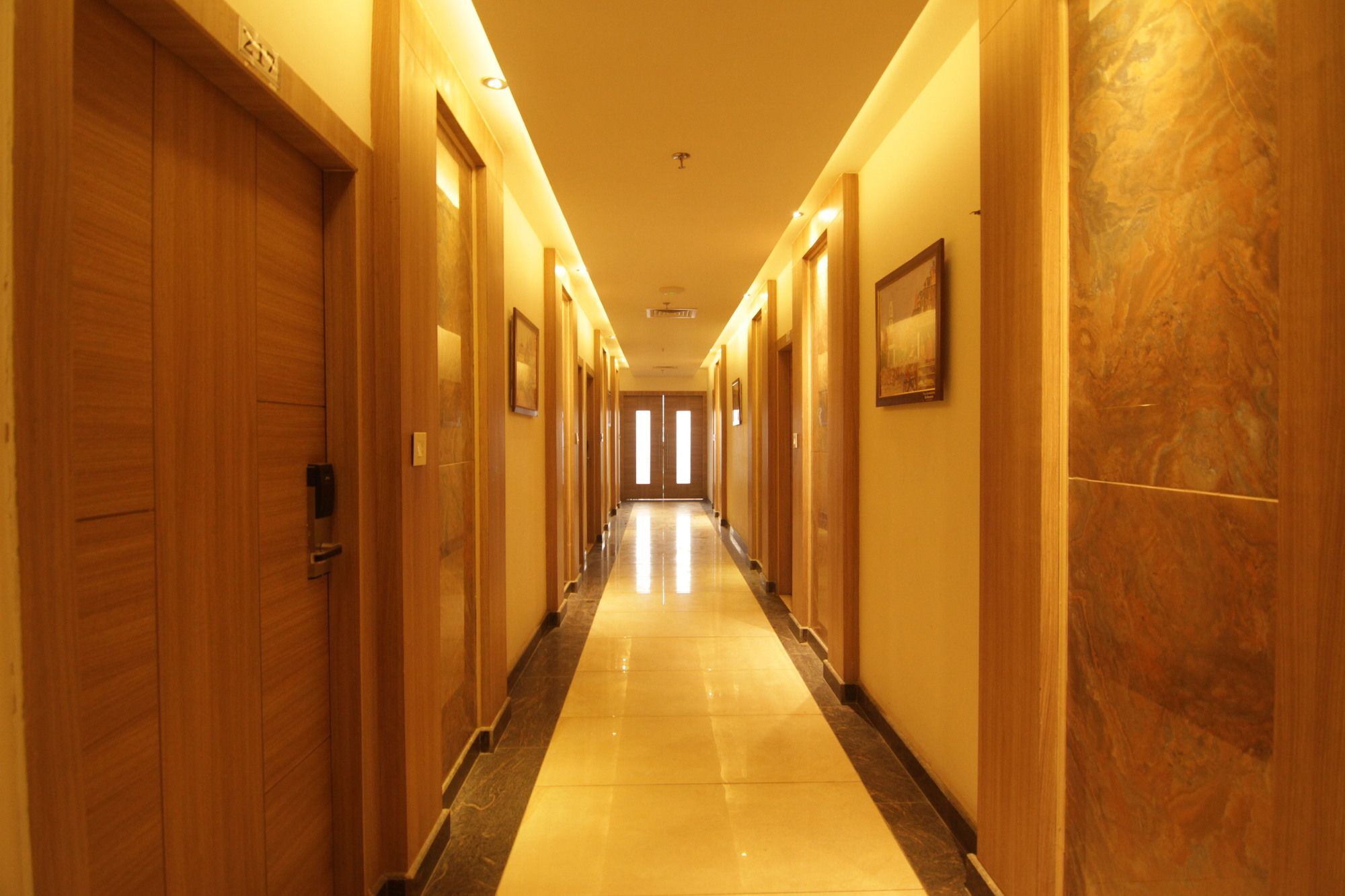 Oyo 2054 New Hotel Broadway Váránaszi Kültér fotó